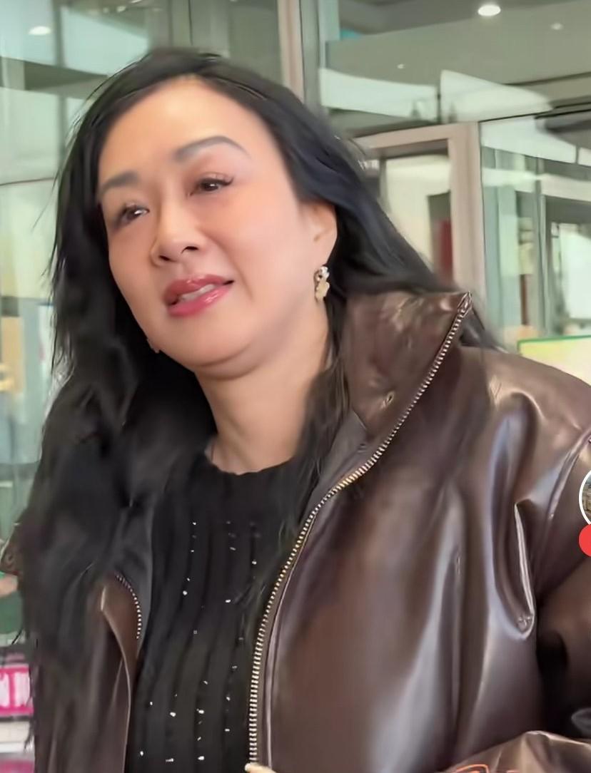 五十六岁的钟丽缇更加油腻了，旅游结束从机场出来，150斤的体重惊呆众人。这个