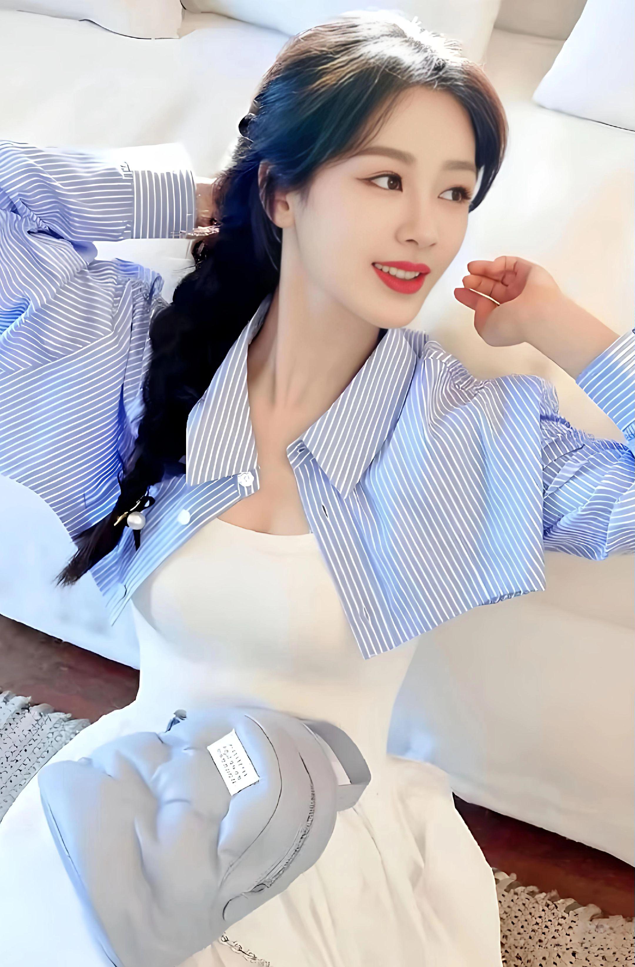 温婉如初春的柔光，她如诗如画的笑容，温暖了心扉。岁月静好，如你陪伴。