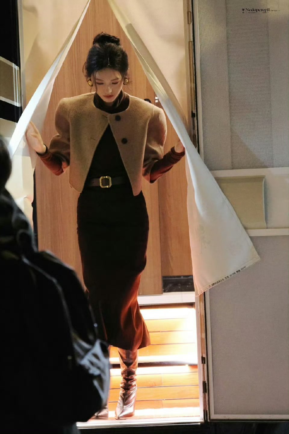 就第一套最好看，盘发比披发好看，第二第三套最丑