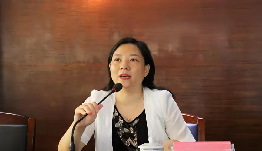 江西赣州兴国县民政局原党组书记李晓玲被查。这则消息迅速在当地引发震动，人们纷