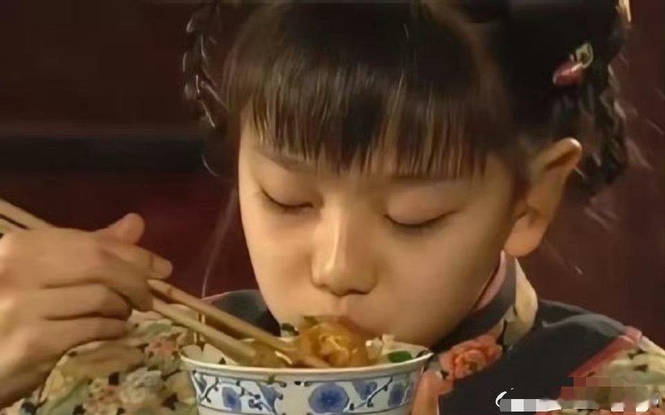 才知道当初拍摄《还珠格格》时，因为剧组缺乏仿真菜，琼瑶坚持全用真菜进行拍摄。​