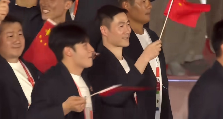 亚运会开幕式国乒队员没有去，只有王励勤作为代表去了，这次得到了球迷们直呼去的好，这次一致给王代表点赞
