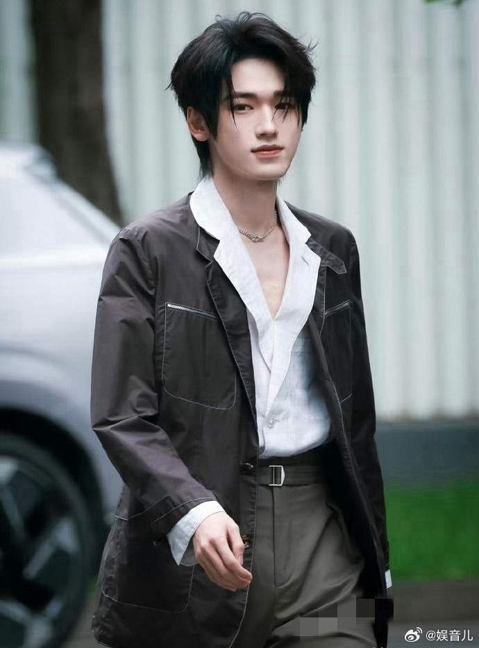 1.、林玉芬导演，白鹿和丞磊主演的古偶剧《莫离》在鹅厂收官了。峰值热度刚过两万八
