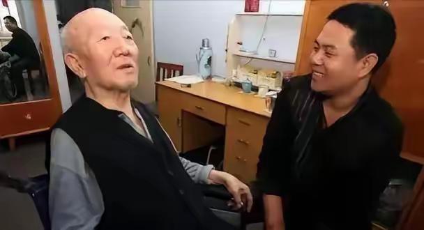 武汉快递员秦岷意外救起昏迷老人，哪料，却遭其女儿反咬：“我爸是你撞的，你要负责！