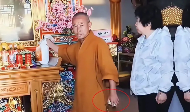 五台山扔米这个和尚，性质很恶劣，他的行为直接导致两个结果：第一个结果，信徒不
