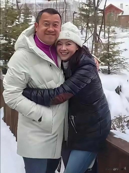 原来这就是曾志伟的女儿，她叫曾宝仪，今年五十二岁了，还没结婚。这张照片中，曾