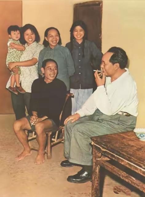 毛主席始终艰苦朴素，与老百姓心连心，他时常与人民在一起。