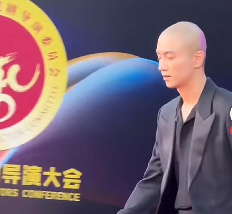 以前陈晓很帅的，后面经过跳车事件，打扮越来越邋遢了，之前不懂，大家都在猜陈晓是受