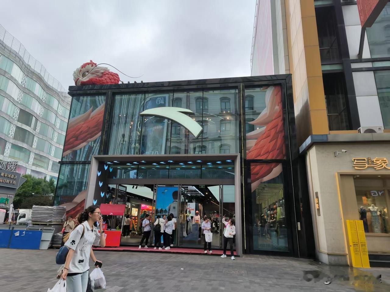 逛街赏景拍照！和平路滨江道店铺林立，卖什么的都有。有花里胡哨新建的店铺，也有历