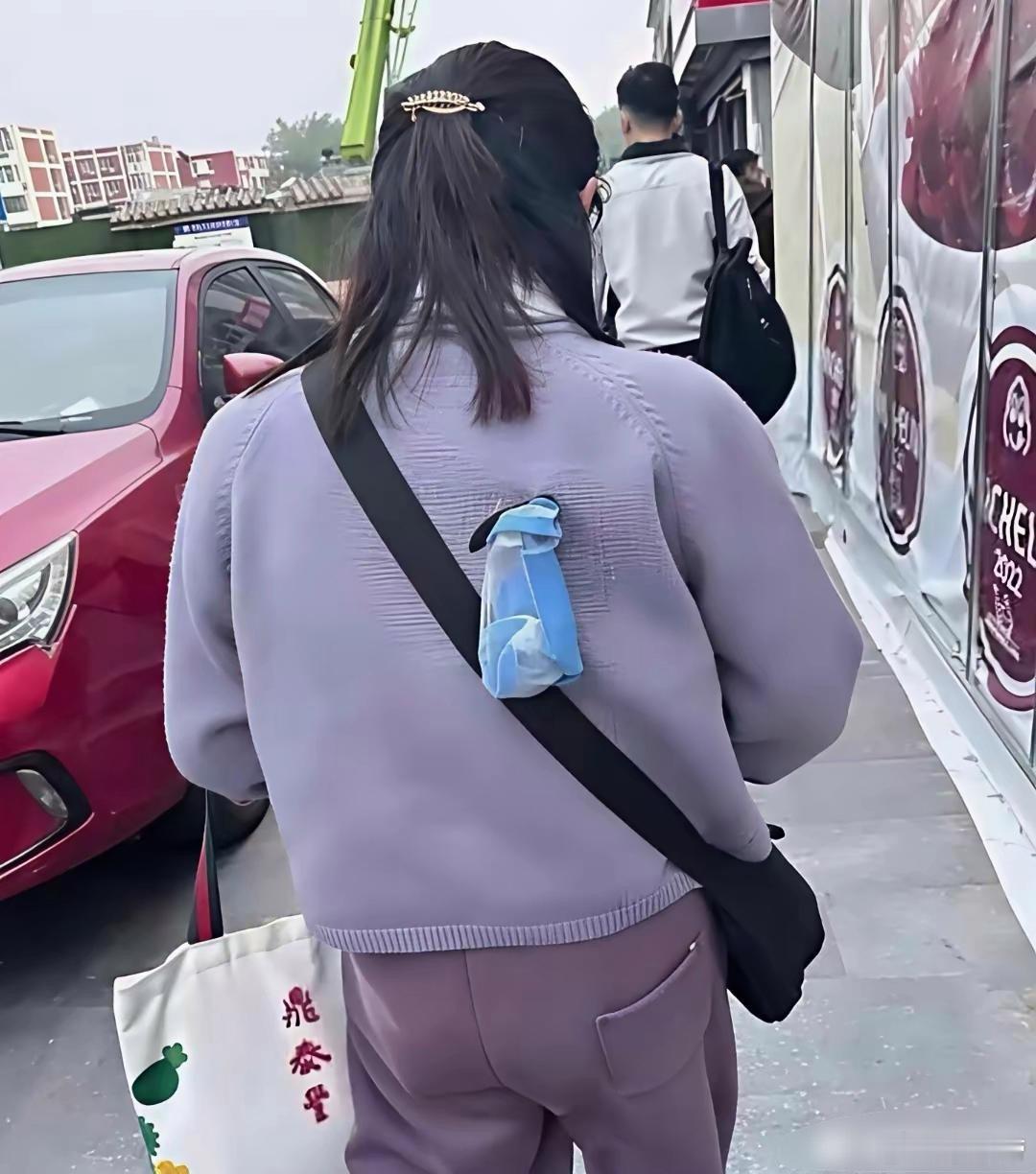 跟了她一路了，提醒不提醒她呢？