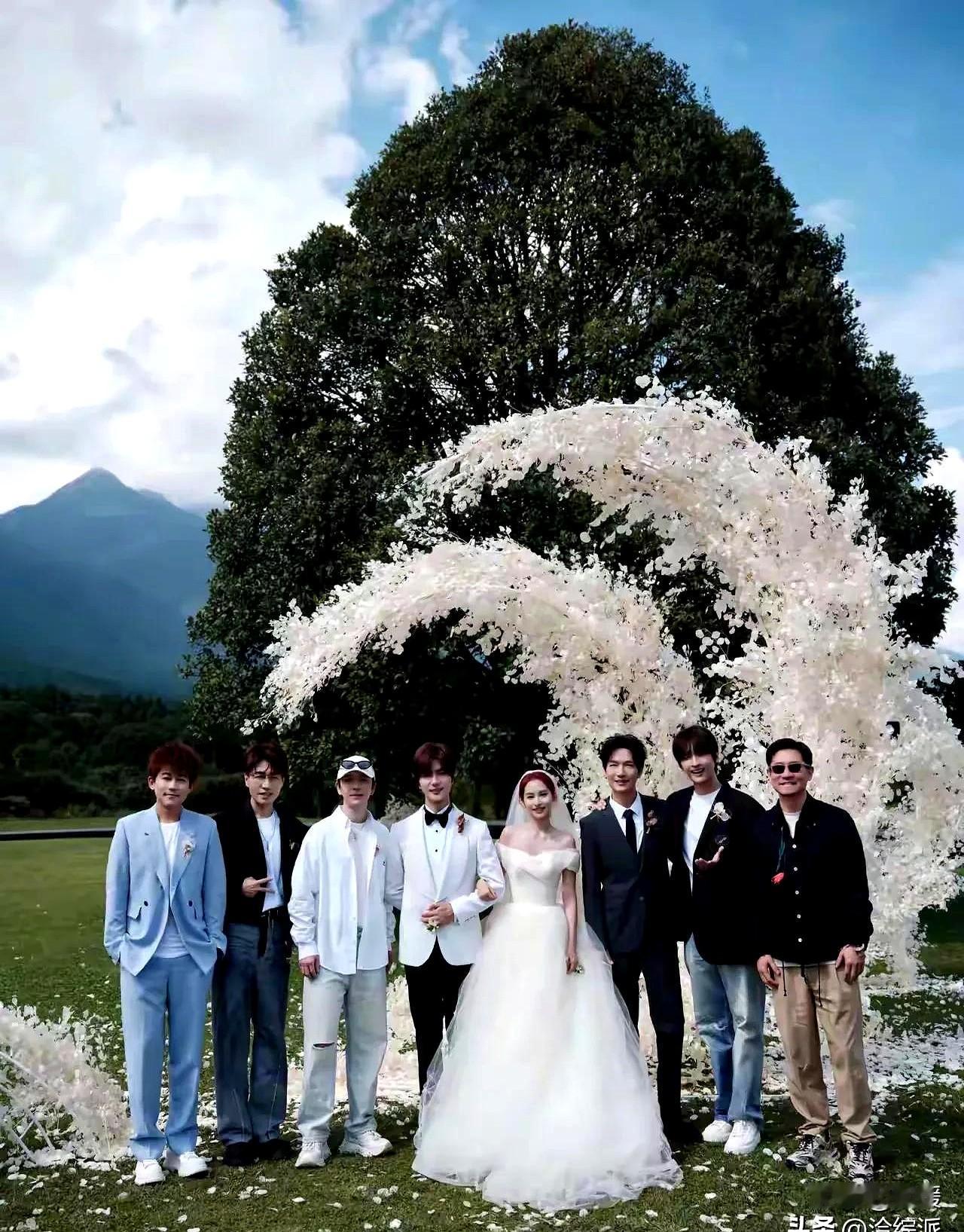 张远又双叒被拉去唱婚礼了，王栎鑫这一嗓子喊得，我都替他头疼。远哥刚想岔开话题，陆虎立马补刀说人家婚庆