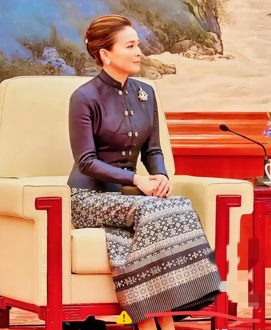 800年来第一个访华的泰国国王，泰国王后苏提达，中文流利，会开飞机，颜值逆龄生长