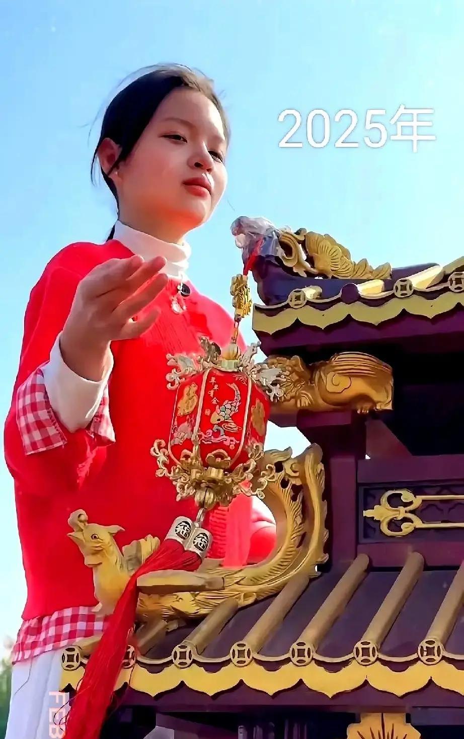 妈祖巡游主事人凌晨三点起床，亲自给妈祖像擦脸换新袍。天没亮，码头已经挤满人，