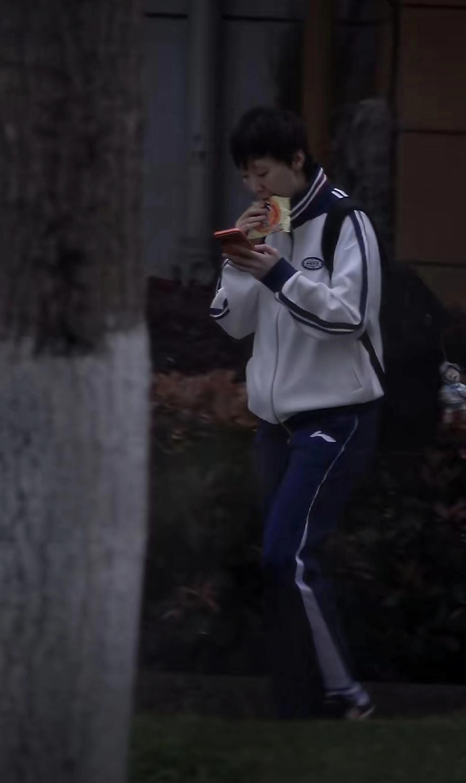 曼昱这边走边吃的是旺旺雪饼吗？[笑着哭]是的，没有错，就是旺旺雪饼，又脆又甜又香