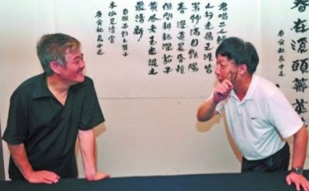 2010年，正在泡脚的易中天接到了赵本山的电话：“老易啊，下个月来我们沈阳？约好