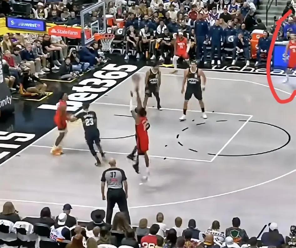 申京不是在模仿约基奇，他是在模仿“球队老大”的感觉。你看他慢悠悠卡位，等篮板掉