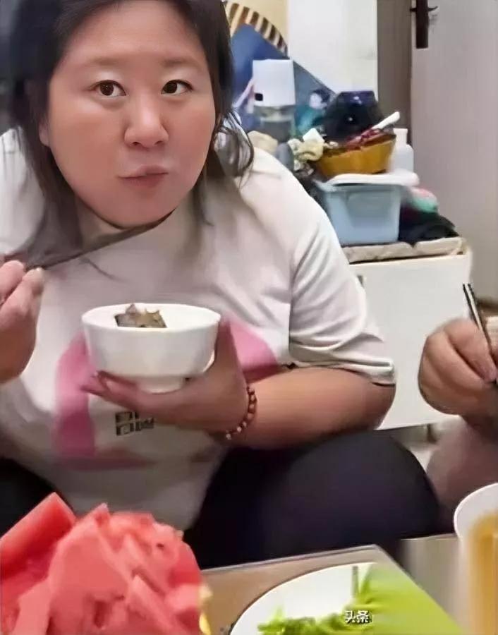 老公怒怼饮料泡饭，娃竟…老婆眼神藏着大问题！饭桌上这幕真揪心：爸爸不让儿