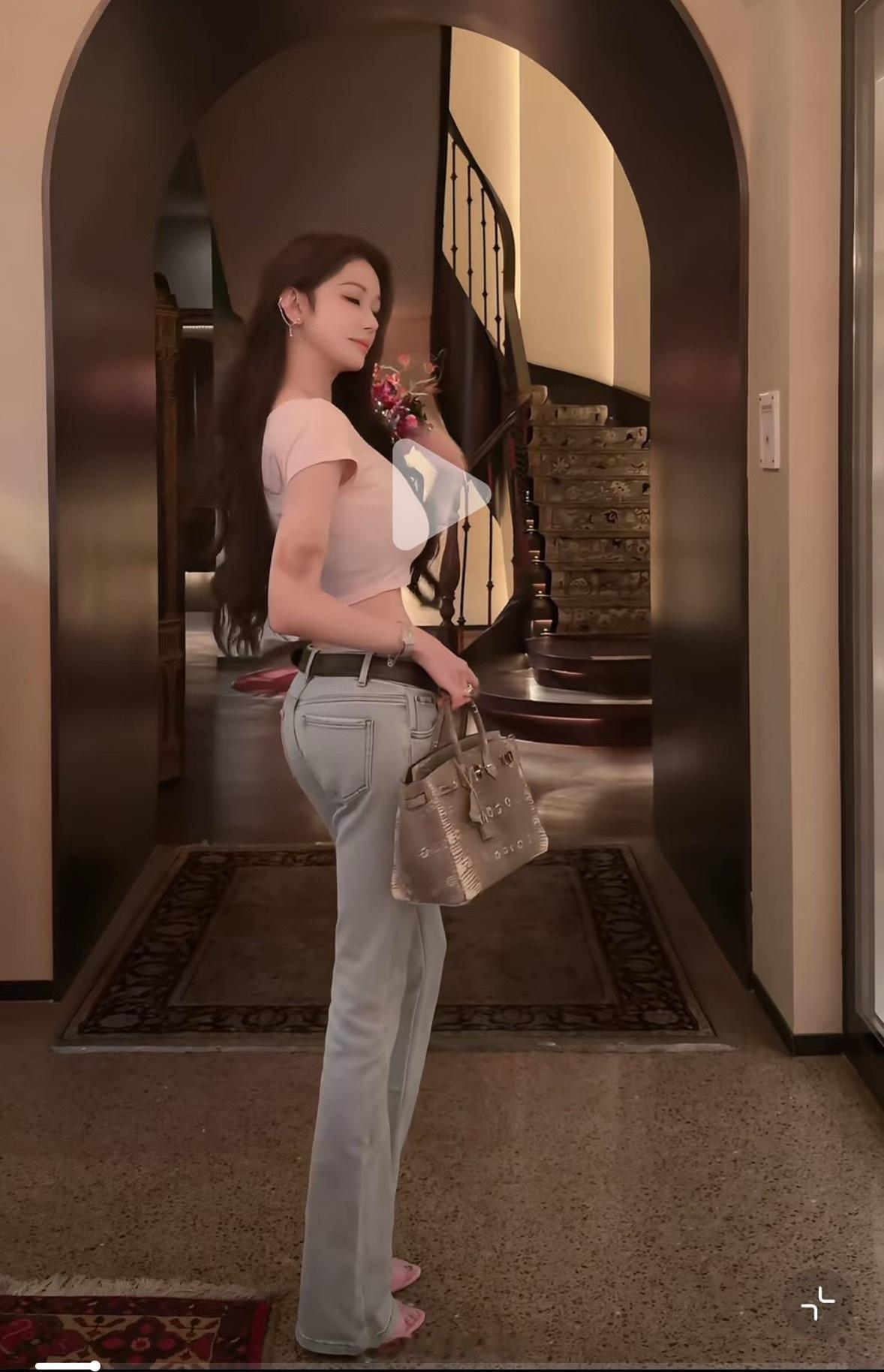 这条牛仔裤好好看啊，好喜欢这种颜色，没扒出牌子