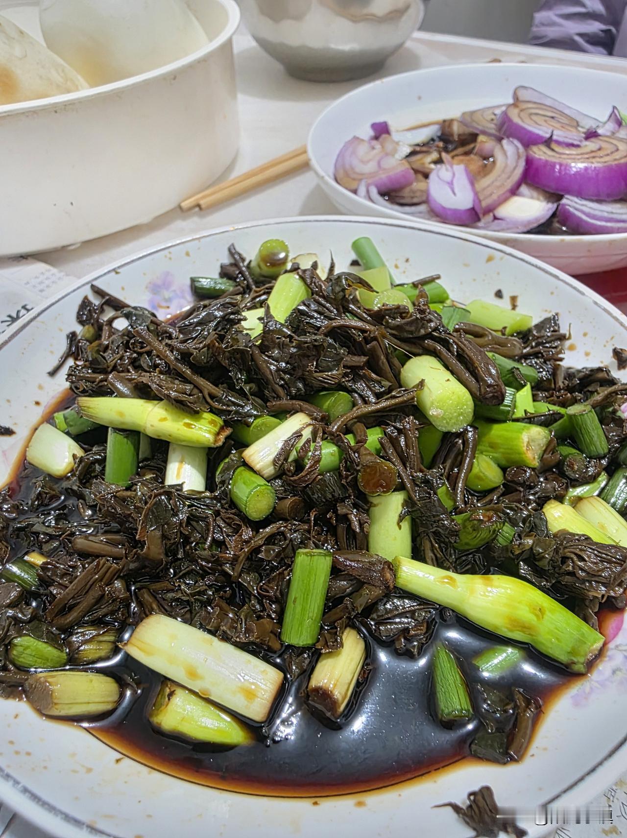 我和老娘的晚饭，中午炒的菜一动没动，晚上热了热还是没动……虽然简简单单，但吃