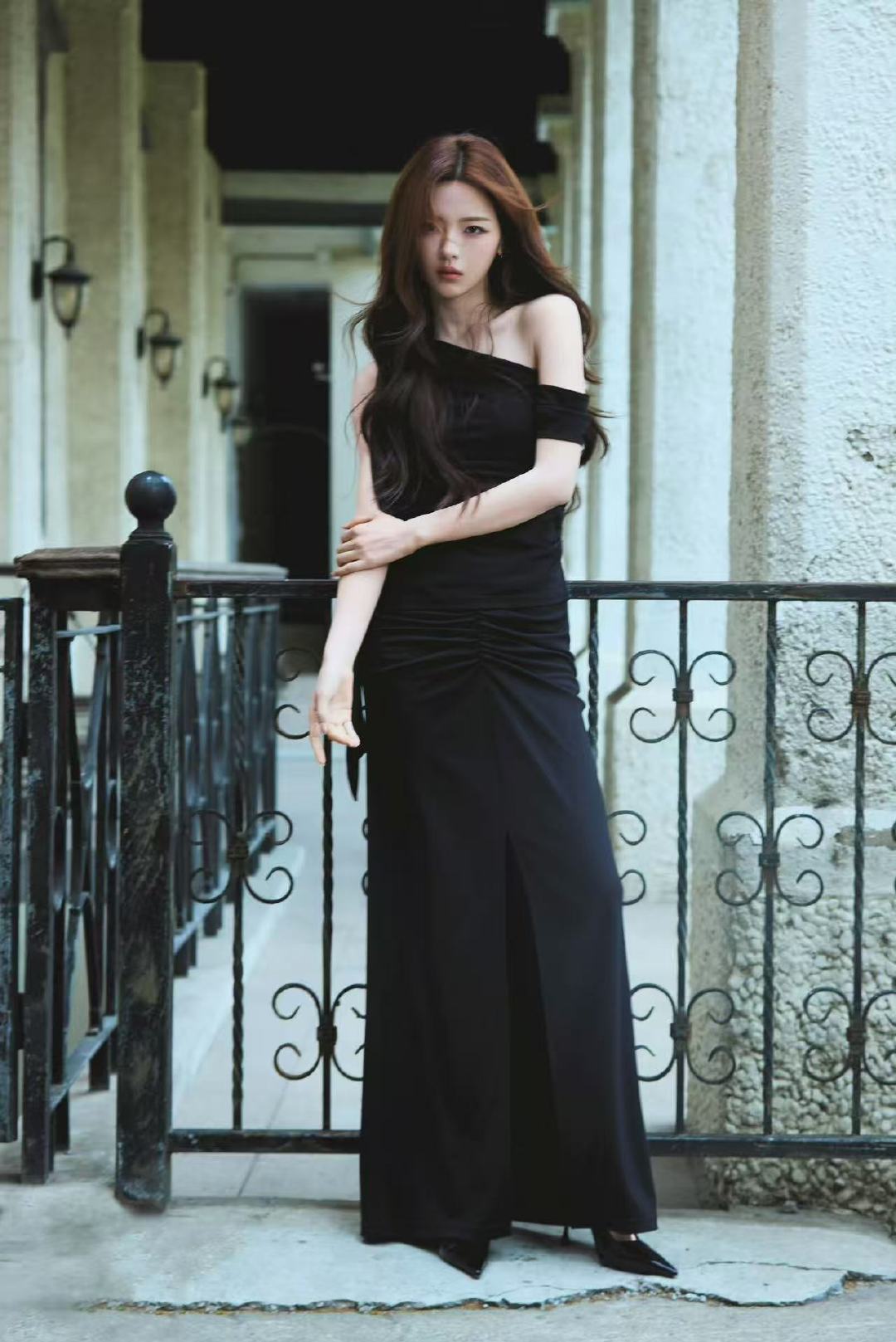 杨超越黑色斜肩褶皱裙杨超越黑色褶皱长裙杨超越黑色斜肩褶皱裙