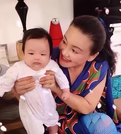 老儿子、大孙子是老太太的命根子。张兰对小箖箖这个大孙子特上心。她直播的时候聊到孙