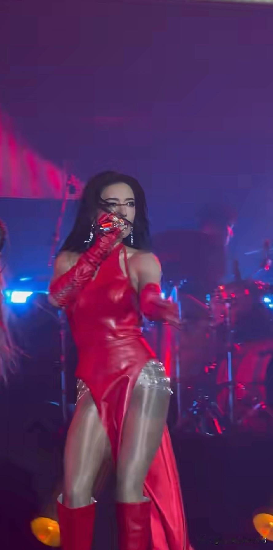 江映蓉的舞台风格独具特色！明明跳舞时全情投入，却有着雕塑般的美感，丝毫不显