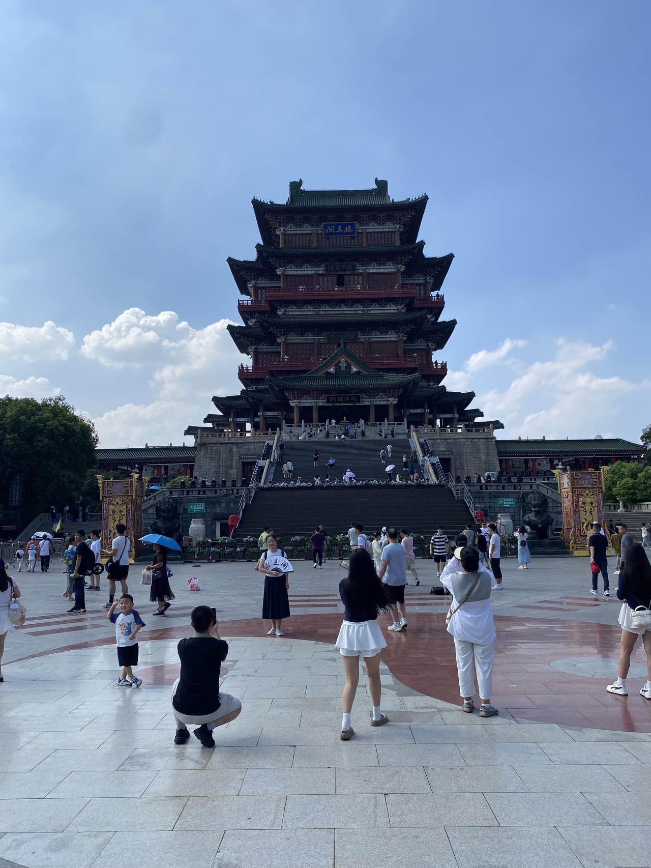 南昌之名的起源，是因山东境内昌邑国国君刘贺被贬至此。刘贺为纪念昌邑国，将此地命名