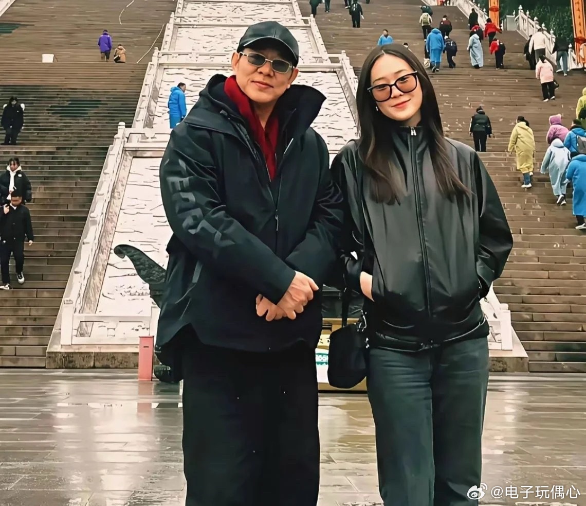 李连杰的女儿竟然都这么大了，感觉长的比利智还要美女!