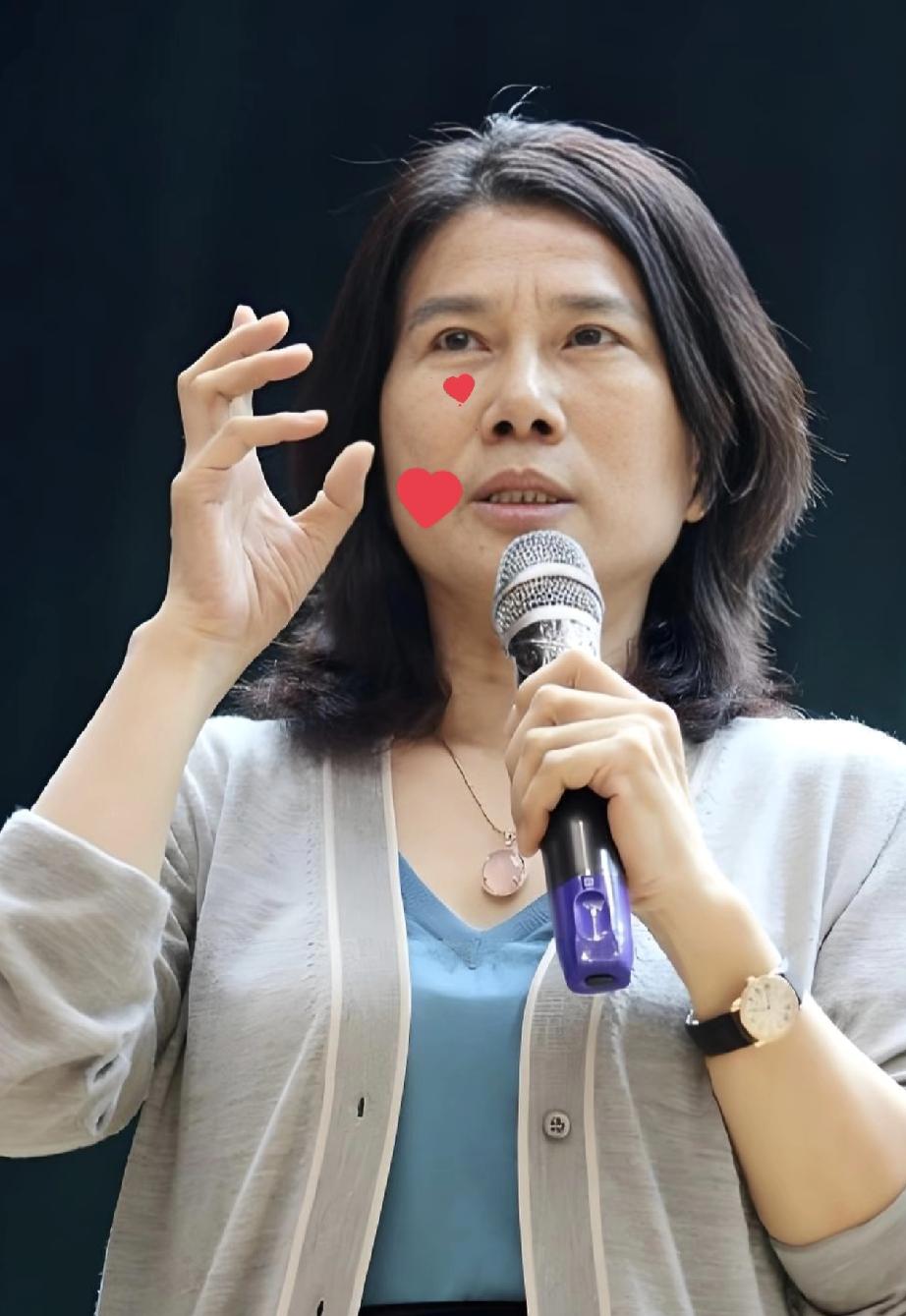 董明珠说得太实在了！董明珠说，以前拧螺丝的活全被机器人干了，但她明确表示：坚