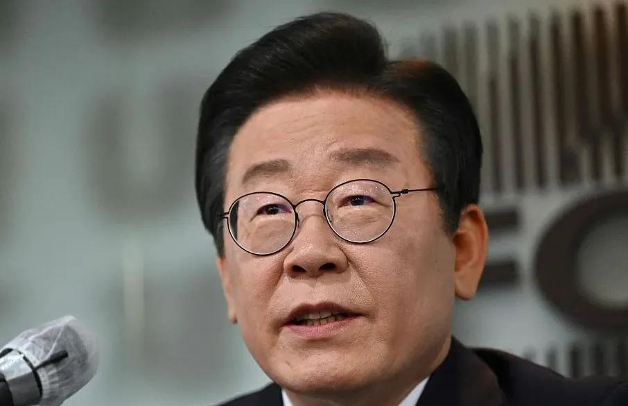 为报复特朗普，李在明以牙还牙，缺席北约峰会，一架专机直抵中国韩国总统李在明不去