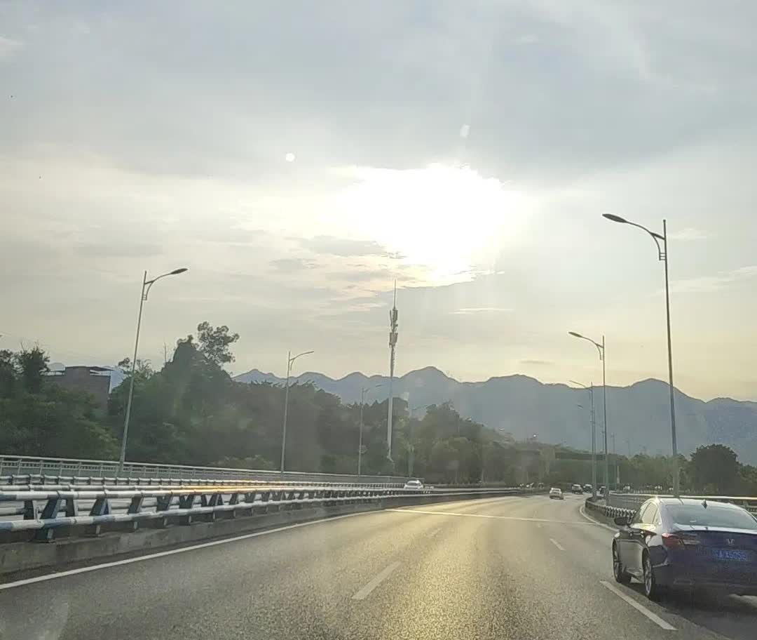 自从开了车总是爱闹笑话妹夫帮我检查车有没有问题，他对我说姐，车上