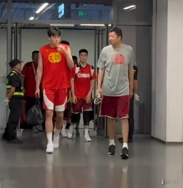 传承！杨瀚森谈老大哥王治郅：“我真的非常感谢郅哥，他一直在帮助我提升，把他的