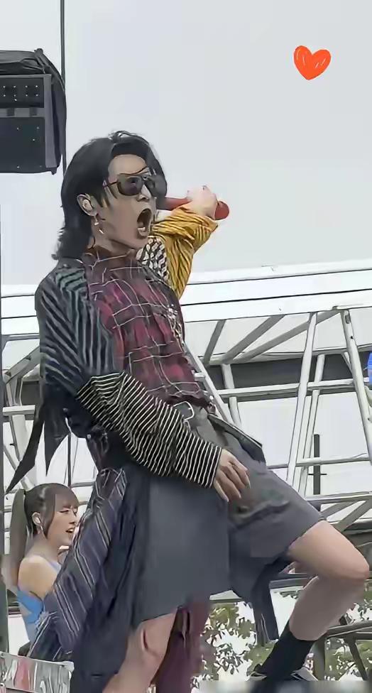 华晨宇的抚仙湖火星演唱会取消可是并没有影响他要今年再次举办的决心，真的对他的粉