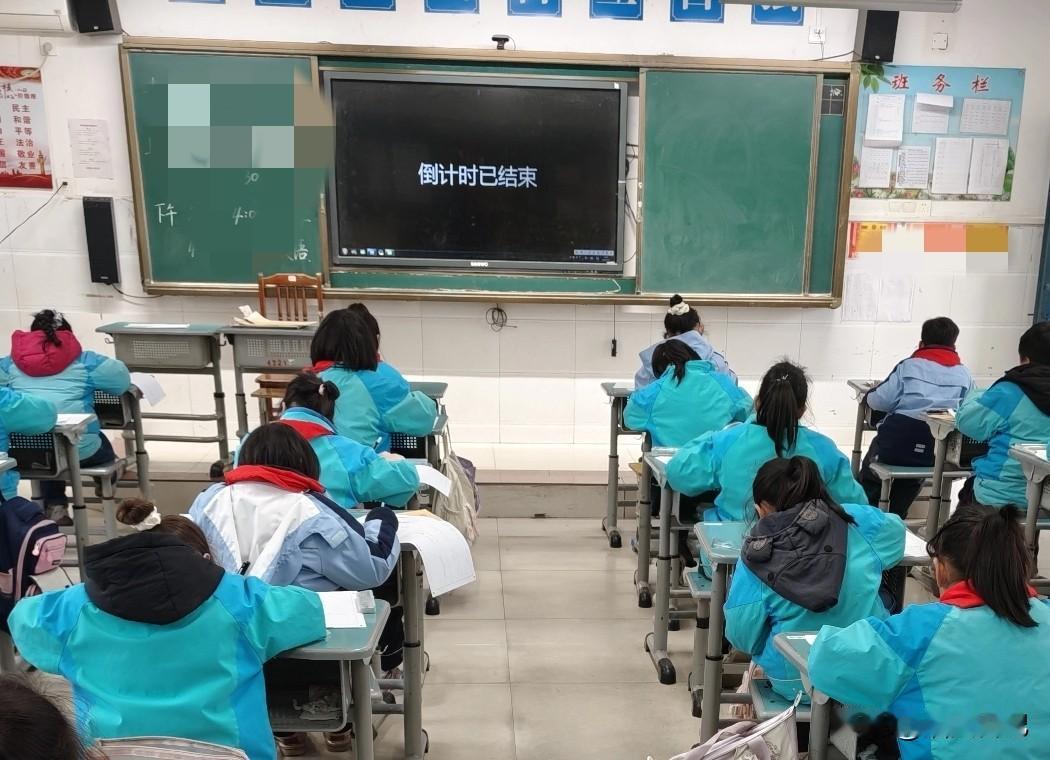 昨天看了三年级孩子考试的状态，瞬间觉得一年级不需要太过于看重成绩，注重习惯培养就