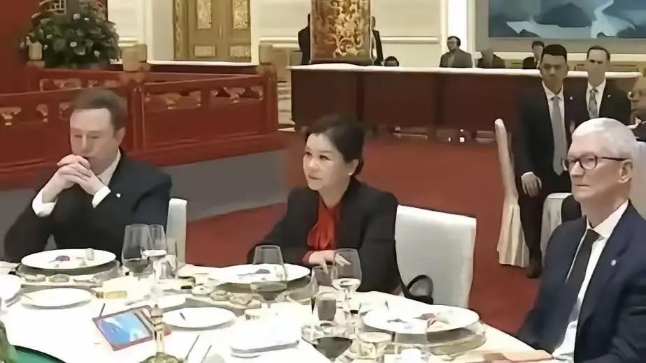 很多人好奇坐在马斯克和库克中间的女人是谁，她叫周群飞，1970年出生，湖南湘乡人