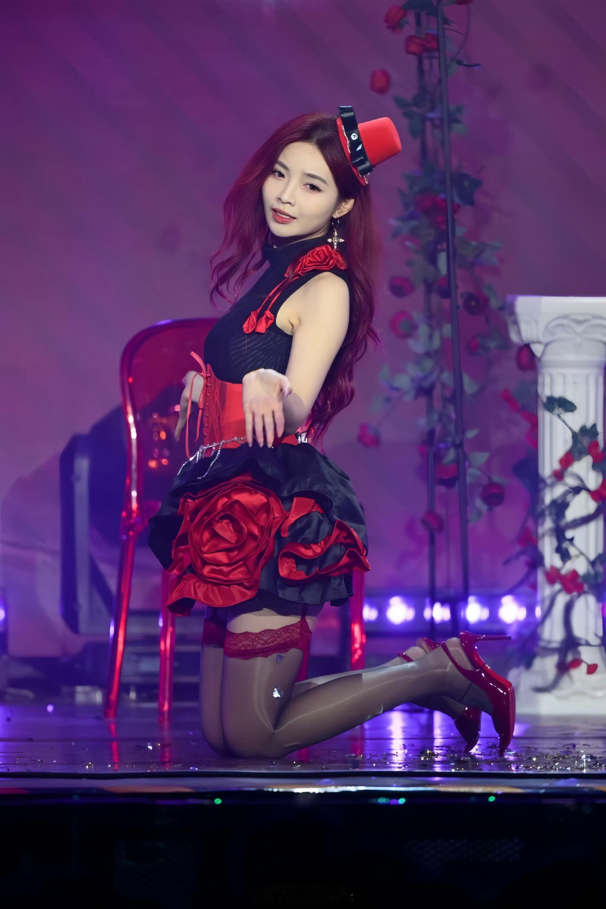 许杨玉琢马油吊带袜生图