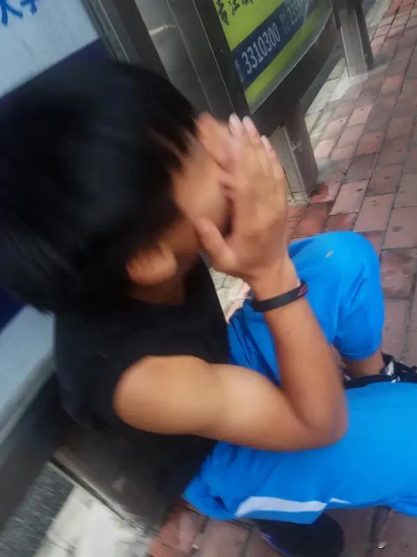 大家帮忙出出主意表妹同时被两个男生追求，这俩男生对她都很好，她现在很犹豫，不知