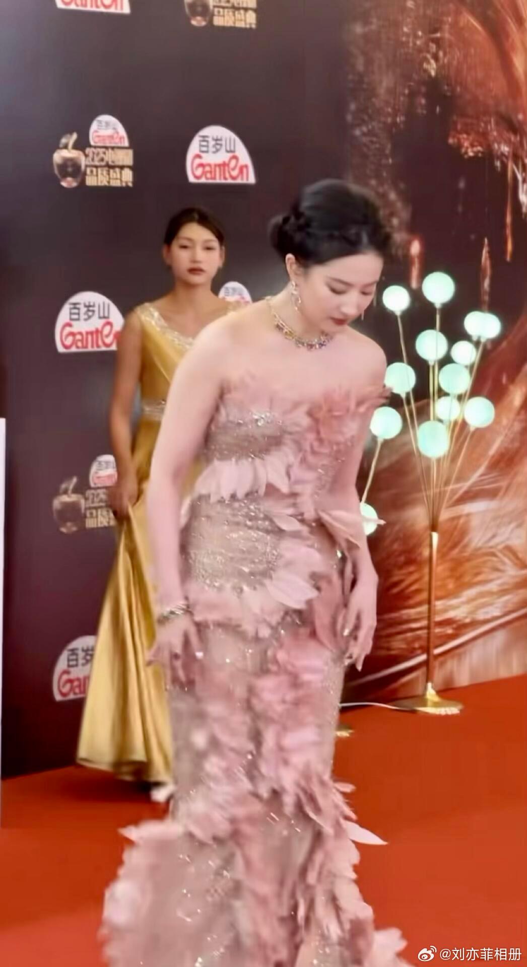 刘亦菲的走路粉来啦真没人懂这惊人腰臀比吗​