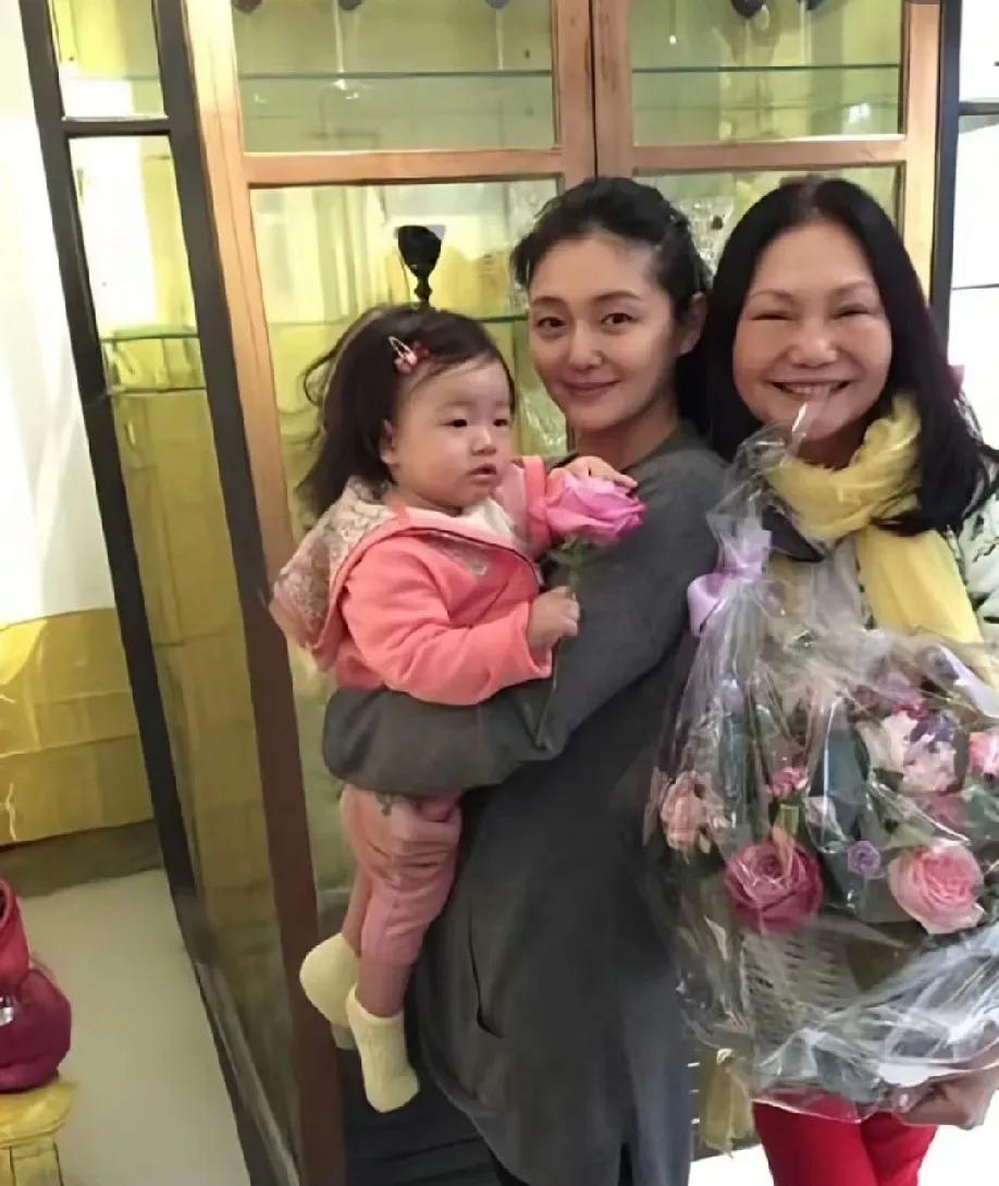 看大S和她妈妈当年的合影就能明显看出来，妈妈年纪大了之后发福不少，脸比大S大了整