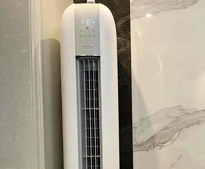端着热汤时汗顺着脖子往下淌，广东38℃的夜里，客厅像蒸笼。忍不住按下空调，风才