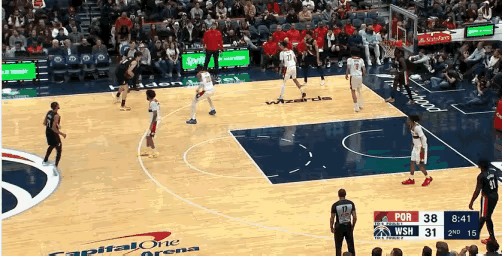 杨瀚森这个吊球，本应是一次极其漂亮的助攻，结果卡马拉没意识到。助攻变失误，直接被