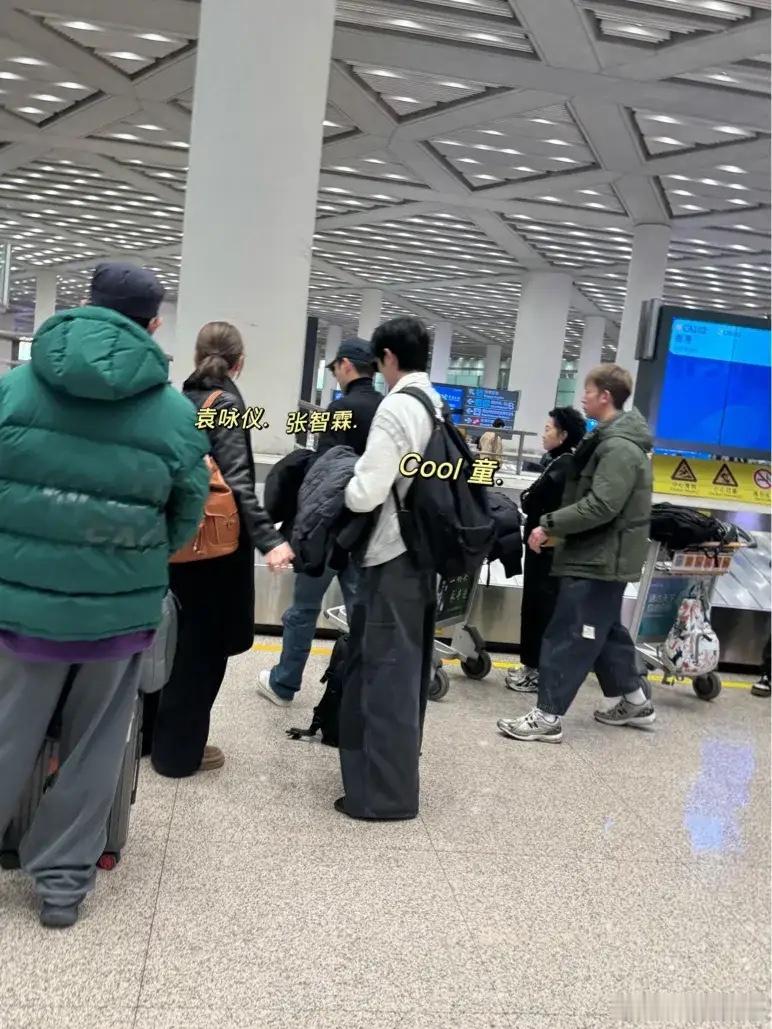 张智霖李承铉两家结伴飞北京，20岁魔童比爸爸高，被赞超级大帅哥！