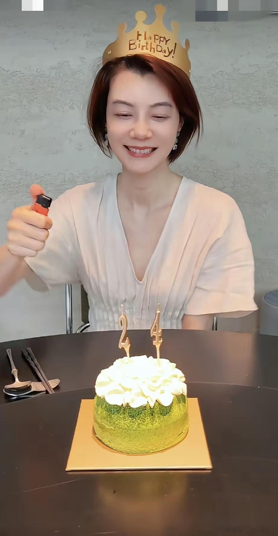 6月12日，车晓庆贺44岁生日完全不顾形象，挤眉弄眼大喊大叫，脖子里面的褶子好多
