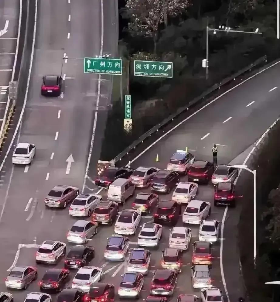 发生了什么事？大家都往这边走？