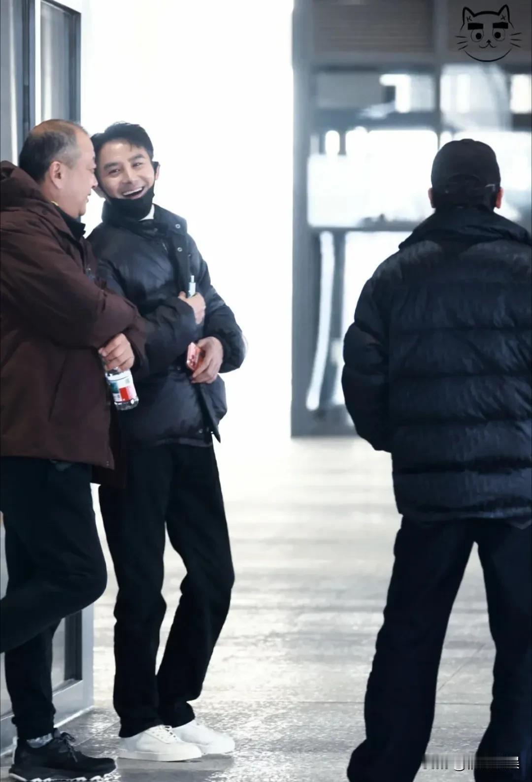 男神王凯也老了啊，这发际线堪忧。王凯出席活动，穿着一件黑色羽绒服，戴着口罩，个