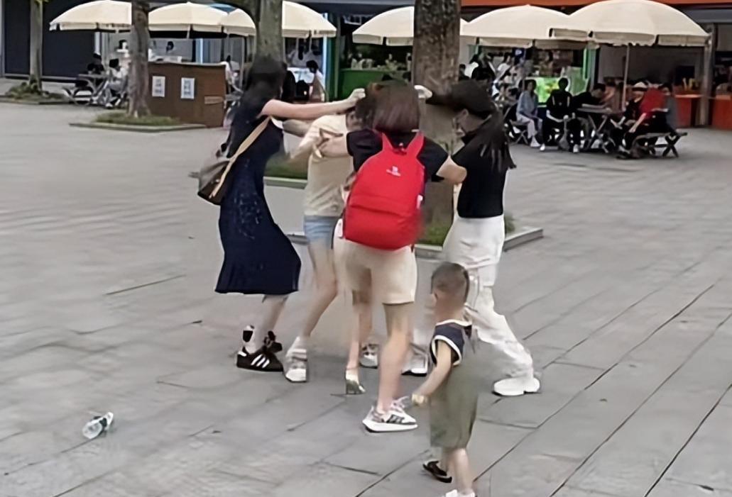 重庆3女子围殴女孩，撕扯衣服踹头扇脸，打人者正脸曝光身份被扒。6月20日那天，