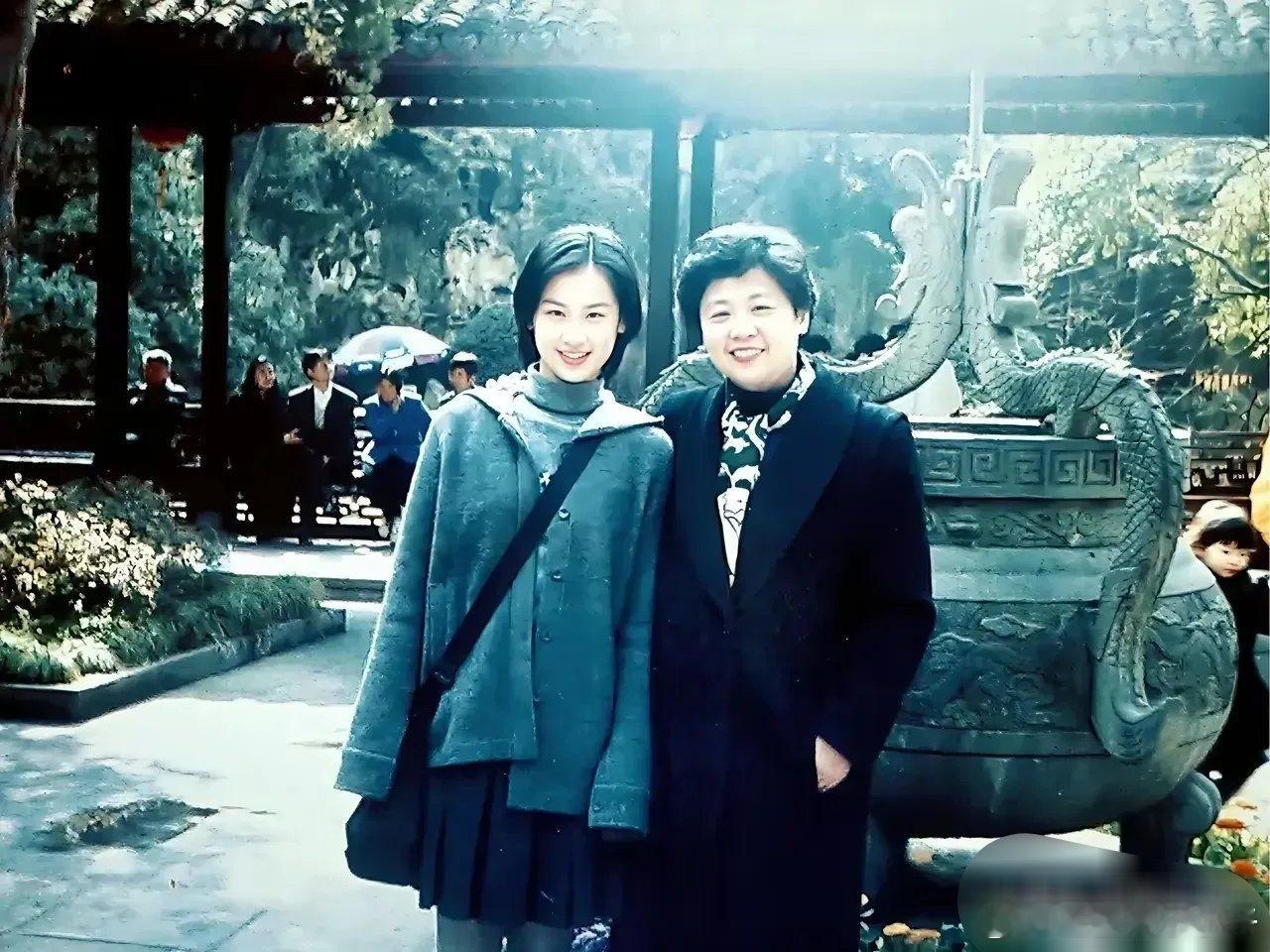 书香世家走出来的黄圣依，杨子你真的是高攀了，要说现在全网离婚后最后悔的人是谁？那