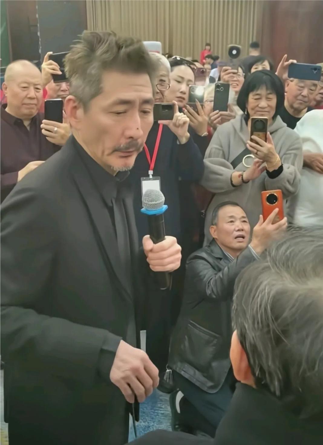 57岁“元芳”跪地给80岁老爸磕头，不是作秀，是天津卫老礼儿活回来了。寿宴摆