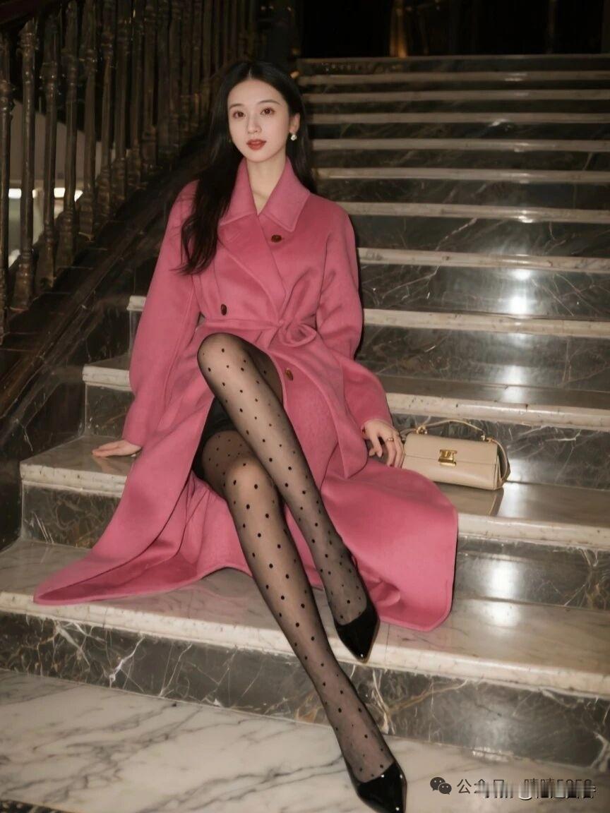 优雅粉外套，复古楼梯上，时尚又迷人！👗👠30岁女生如何穿才优雅?