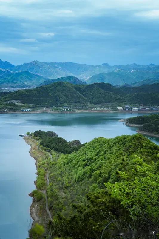 看到“春风撩人山色美”这个上联，感觉画面感一下就出来了，春风轻拂，撩动着人，山间